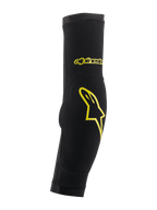 Alpinestars Paragon Plus Elbow Protectors, pretas e amarelo ácido, design de manga tubular com acolchoamento integrado, com logótipo de estrela e marca escrita em amarelo, malha respirável para proteção de BTT