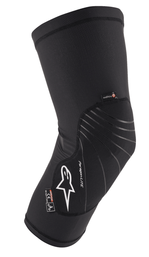 Alpinestars Paragon Lite Knee Protector, preto, equipamento de proteção leve com construção em malha texturizada, logótipo branco, linhas de design cinzentas, design de manga slip-on, com etiquetas CE Nível 1 e Polygiene, concebido para MTB e ciclismo fora de estrada