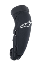 Protetor de Joelho e Canela Alpinestars A-Impact Plasma Pro, preto e branco, vista lateral com grande logótipo Astar branco, acolchoamento lateral, sistema de fecho com tiras seguras, proteção para ciclismo todo-o-terreno