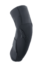 Protetor de joelho Alpinestars A-Motion Plasma Pro, preto, perfil lateral com design ergonómico curvo, painel frontal texturizado com logótipo de estrela tonal, tecidos de malha elástica respirável e ripstop, proteção leve para MTB e trilhos
