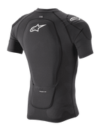 Jaqueta de Proteção Alpinestars Paragon Lite - Manga Curta, preta, vista traseira de três quartos mostrando o protetor de costas integrado e a construção em malha elástica respirável, com o logótipo Alpinestars em branco nas costas e no ombro, equipamento de proteção leve para BTT