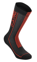 Alpinestars Summer Socks, meias de ciclismo, pretas e vermelho brilhante, logótipo Astars vertical e riscas vermelhas, textura de malha para circulação de ar, construção em nervuras para elasticidade, calçado de alto desempenho para climas quentes