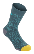 Alpinestars Drop Socks 15, meias de BTT, azul Atlantic Ceramic com padrão topográfico azul-claro, biqueira amarela brilhante e calcanhar cinzento, textura canelada, meias de BTT leves de alta performance