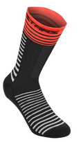 Alpinestars Drop Socks 19, meias de ciclismo MTB, pretas com riscas horizontais brancas, punho canelado em vermelho vivo com logótipo preto, construção em malha leve, 19 cm de comprimento