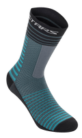 Alpinestars Drop Socks 19, meias de ciclismo, Atlantic Ceramic e cinzento, design com riscas horizontais verde-azulado e pretas, construção em malha respirável, comprimento médio, equipamento de performance para BTT