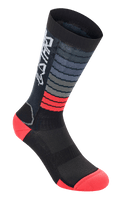 Meias Alpinestars Drop, meias de ciclismo de alta performance, pretas e vermelho vivo, com riscas horizontais cinzentas e vermelhas, logótipo Astars branco no cano, calcanhar e biqueira reforçados, construção em malha para equipamento de BTT