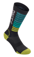 Alpinestars Drop Socks, meias de ciclismo de BTT, pretas com riscas em degradê azul-turquesa e verde-lima, biqueira e calcanhar verde-amarelado, logótipo Astars branco e textura de malha respirável