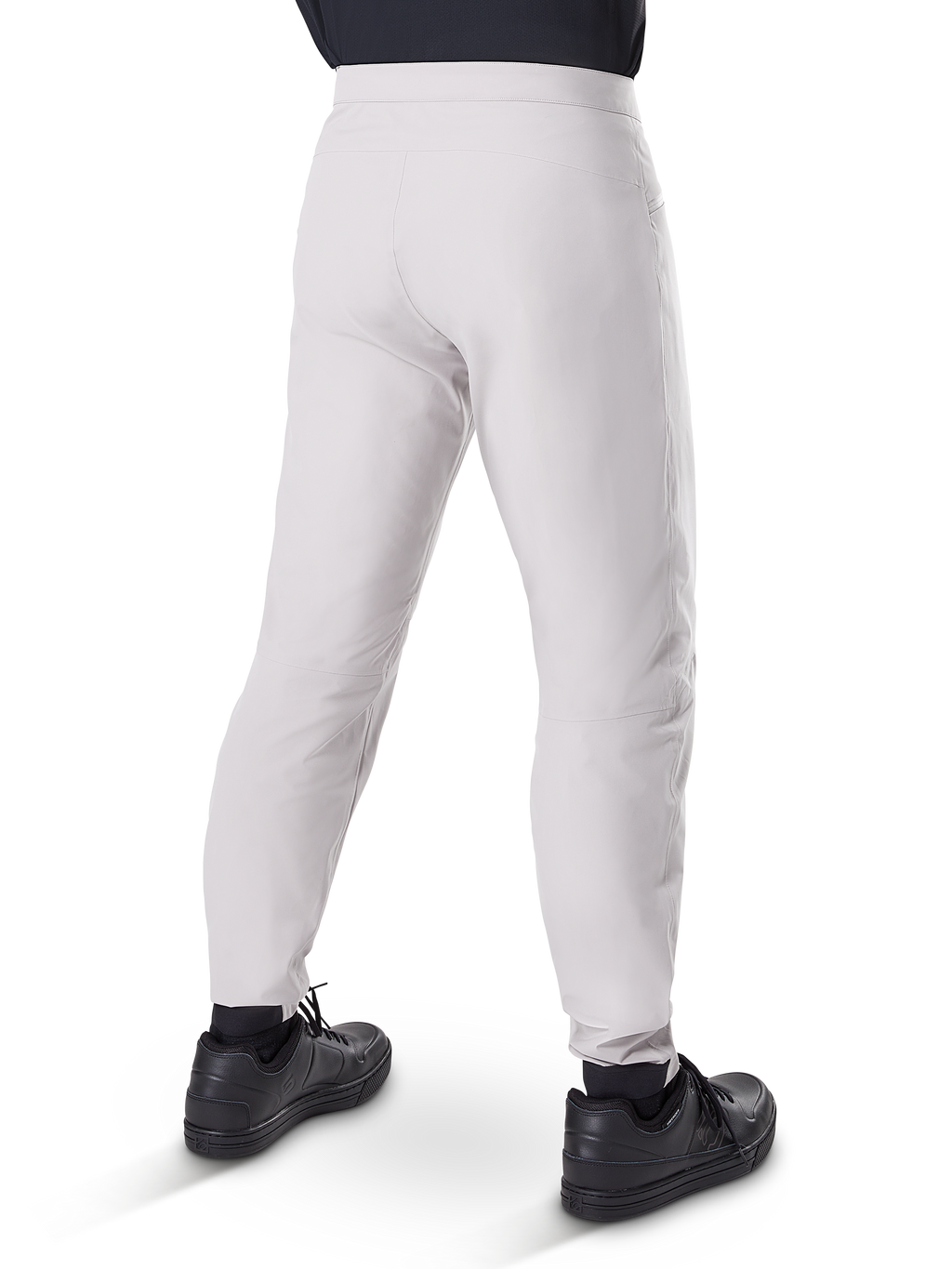 Calças Impermeáveis Alpinestars A-Dura, calças de ciclismo MTB, cinza Titanium, vista traseira mostrando as pernas afuniladas e os punhos elásticos, usadas com sapatos pretos, equipamento técnico impermeável para BTT