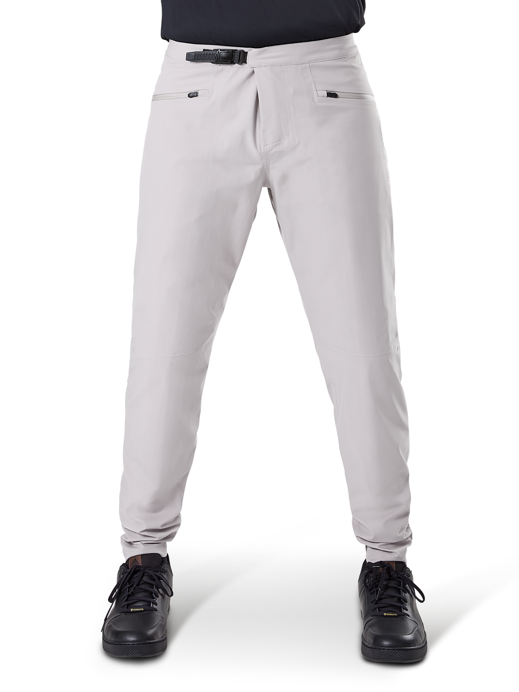 Calças Impermeáveis Alpinestars A-Dura, calças de ciclismo MTB, cinza Titanium, vista frontal, com fecho de catraca preto na cintura e dois bolsos com fecho de correr, punhos elásticos, usadas com sapatilhas pretas, equipamento técnico impermeável para mountain biking