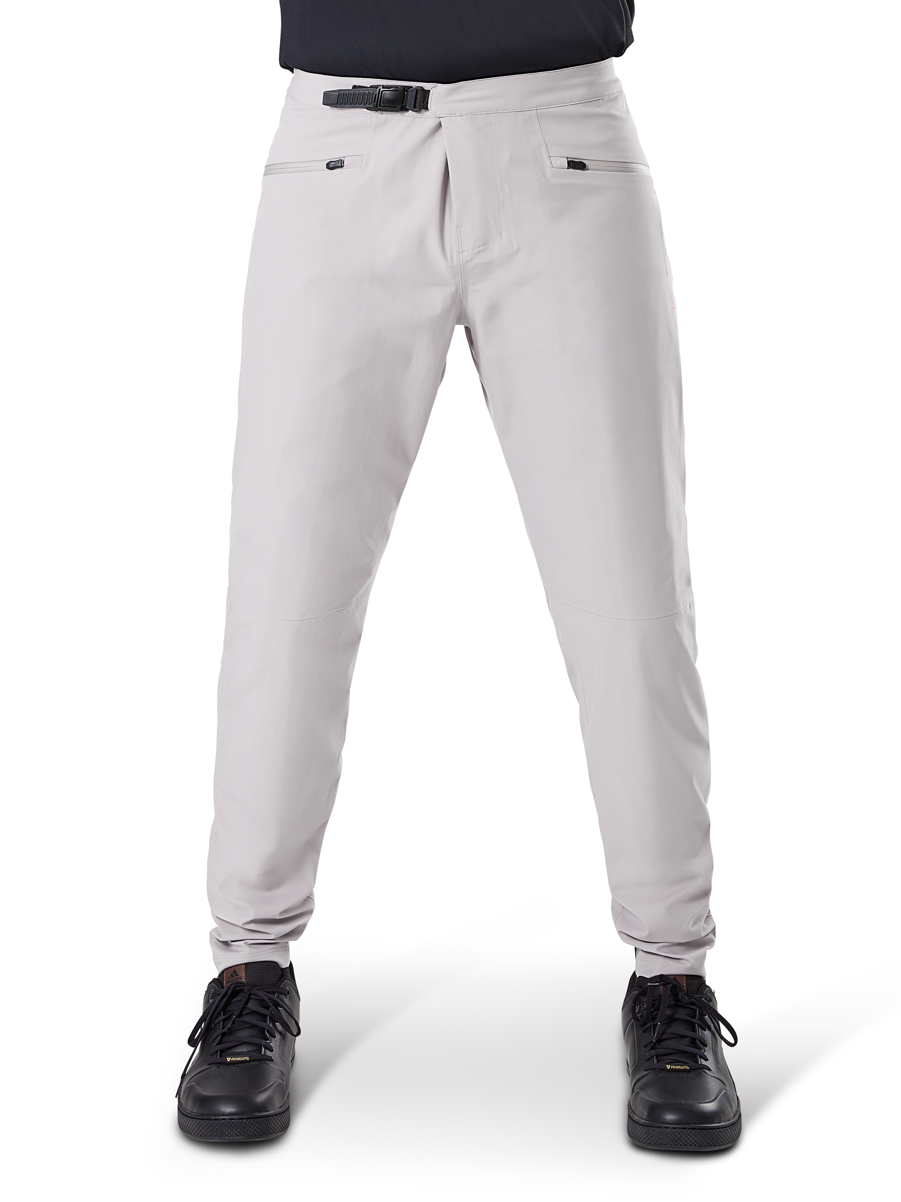 Calças Impermeáveis Alpinestars A-Dura, calças de ciclismo MTB, cinza Titanium, vista frontal, com fecho de catraca preto na cintura e dois bolsos com fecho de correr, punhos elásticos, usadas com sapatilhas pretas, equipamento técnico impermeável para mountain biking