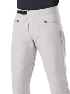 Calças Impermeáveis Alpinestars A-Dura, calças de BTT, cinzento Titanium, vista frontal com fecho de catraca preto na cintura e bolsos de mão com fecho de correr, construção impermeável durável para BTT