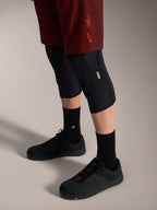 Calções Alpinestars A-Dura Ride bordeaux, elásticos e duráveis para MTB, com joelheiras e sapatos pretos.