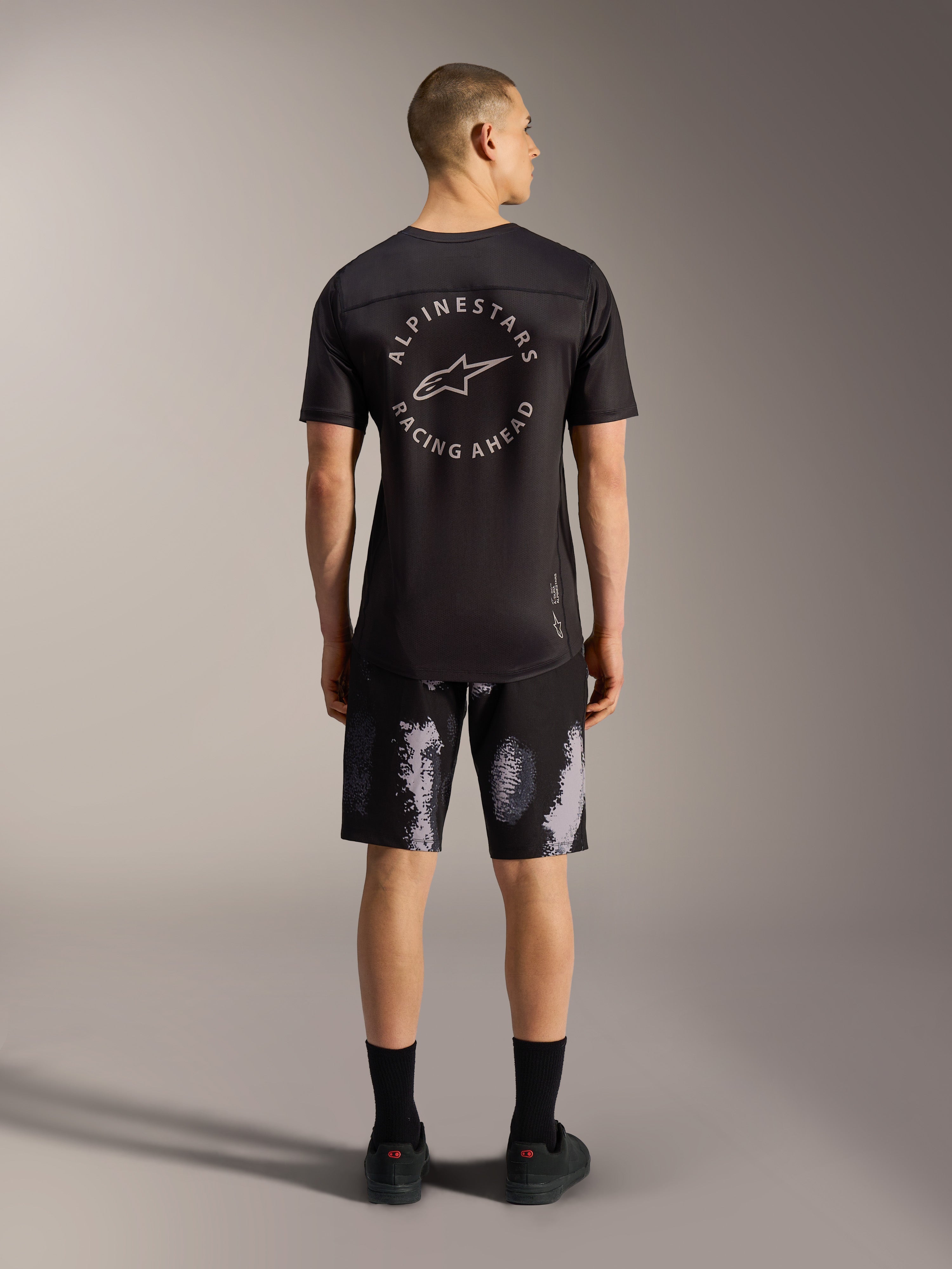Calções A-Dura Ride em Black Camo, modelo de BTT durável com elasticidade em 4 direções para homem, vistos de costas.