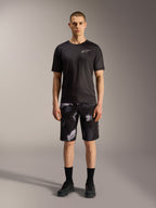 Calções Alpinestars A-Dura Ride em Black Camo, com t-shirt de performance preta para versatilidade em mountain bike.