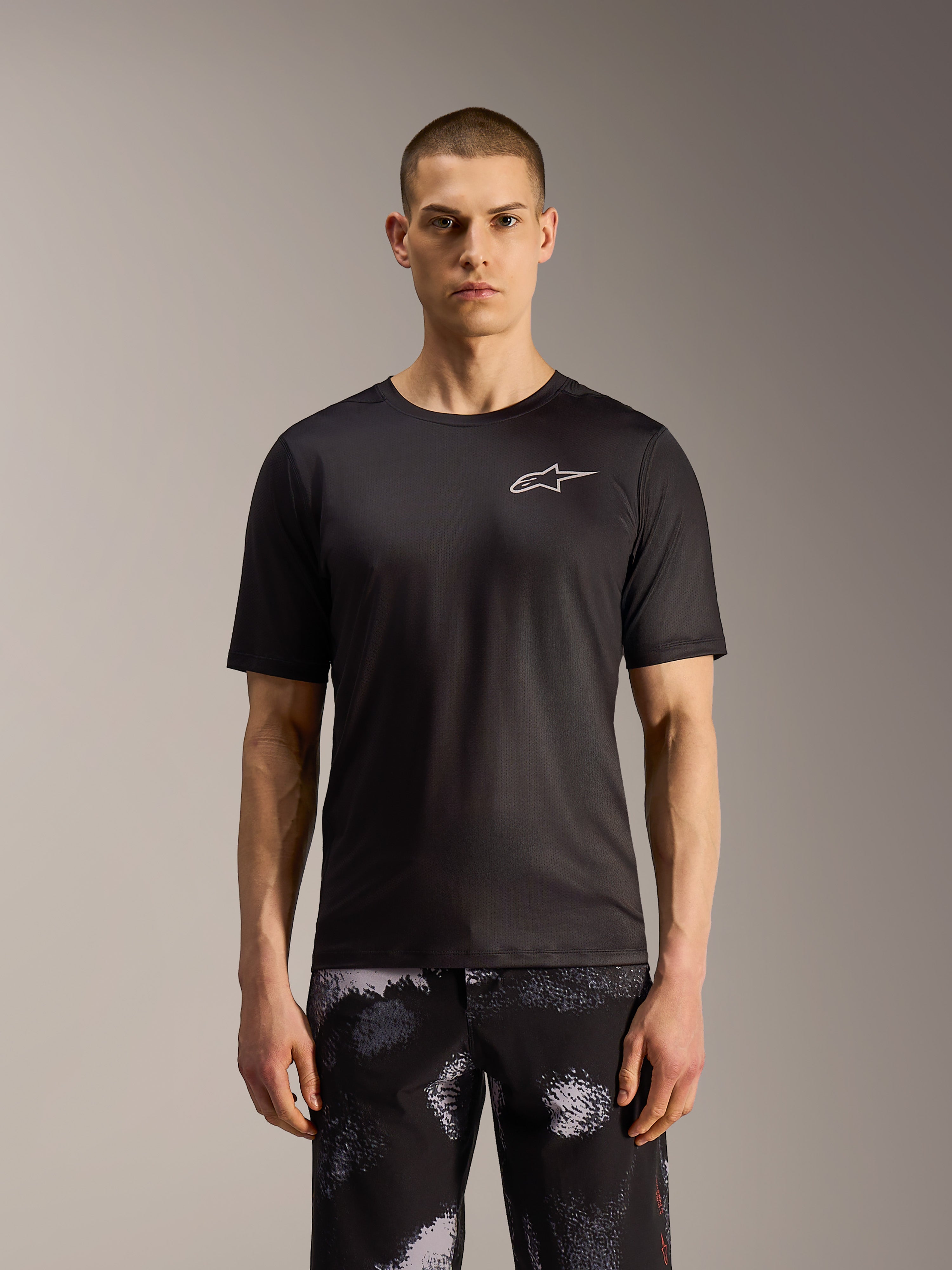Calções A-Dura Ride em Black Camo, calções de BTT duráveis com padrão camuflado robusto, mostrados num modelo.
