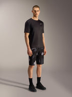Calções A-Dura Ride Alpinestars em Black Camo, com padrão camuflado cinzento, t-shirt e calçado pretos.