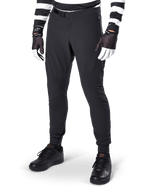 Alpinestars A-Aria Elite Pants, calças pretas de BTT, com ventilação cortada a laser nas coxas e fecho de fivela magnética, usadas com camisola e luvas às riscas pretas e brancas, equipamento de BTT de performance para ciclismo todo-o-terreno