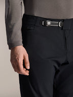 Alpinestars A-Dura Elite Pants, Pretas, grande plano do sistema de fecho frontal com catraca e braguilha com fecho de correr, bolso lateral com fecho de correr, calças técnicas de mountain bike fabricadas com tecido Cordura durável