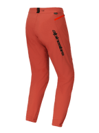 Calças Alpinestars A-Dura Elite, calças de BTT (MTB), cor Laranja Escuro, vista traseira de três quartos com marca Alpinestars a preto na coxa, pormenor de fecho de correr laranja vibrante na anca e punhos elásticos nos tornozelos, equipamento técnico de performance para ciclismo