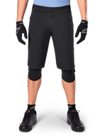 Calções Alpinestars A-Dura Elite, calções de mountain bike pretos, usados por um ciclista com luvas pretas e joelheiras, com fecho frontal de pressão e bolsos com fecho de correr, material Cordura durável para ciclismo todo-o-terreno