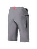 Calções Alpinestars A-Dura Elite, calções de ciclismo BTT, cinzento escuro, vista traseira de três quartos mostrando bolsos laterais com fecho, ajustadores de cintura em gancho e laço e um detalhe vermelho no cós, tecido Cordura durável e elástico em 4 direções, corte regular para mountain bike