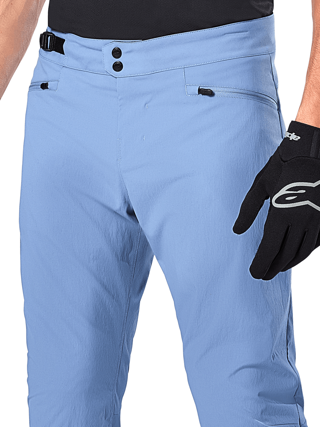 Calças Alpinestars A-Dura, calças de ciclismo MTB, Infinity Blue, grande plano da cintura com fecho duplo de pressão e ajustador lateral, bolsos com fecho de correr, usadas com luvas pretas Alpinestars