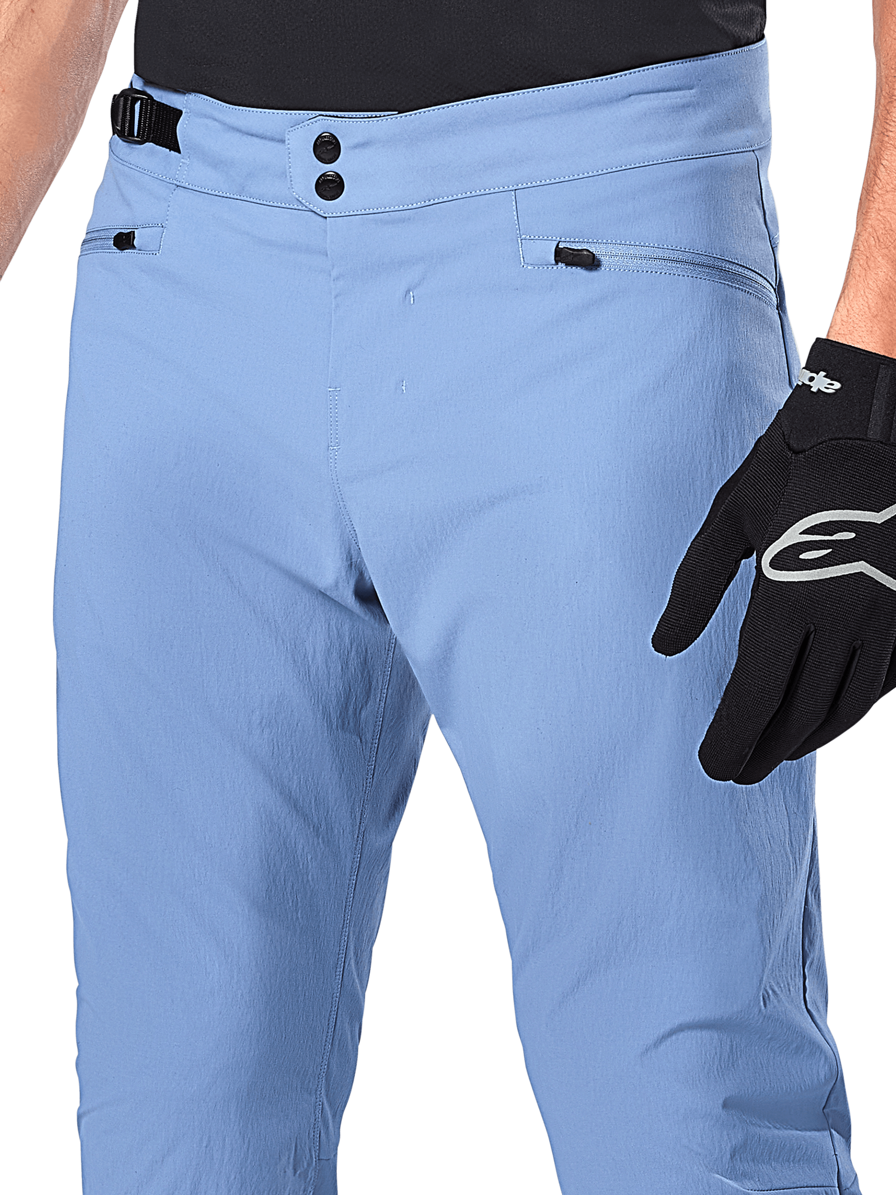 Calças Alpinestars A-Dura, calças de ciclismo MTB, Infinity Blue, grande plano da cintura com fecho duplo de pressão e ajustador lateral, bolsos com fecho de correr, usadas com luvas pretas Alpinestars