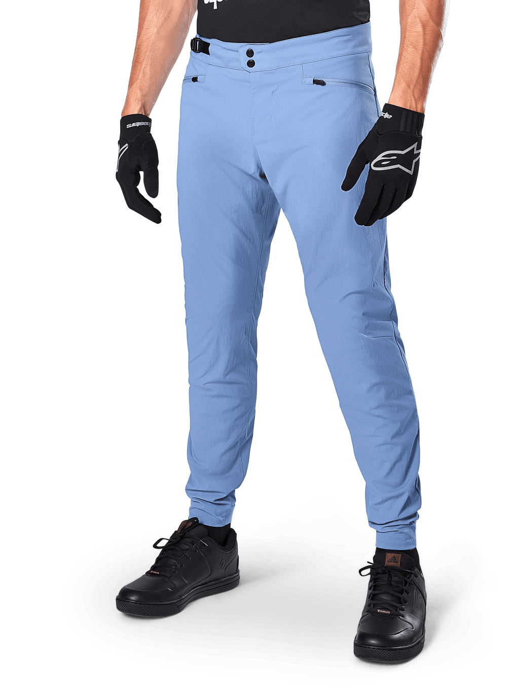 Calças Alpinestars A-Dura, calças de ciclismo MTB em azul Infinity, com fecho frontal de botões de pressão duplos e bolsos com fecho de correr, usadas com luvas pretas e sapatos pretos, tecido elástico bidirecional durável para todo-o-terreno