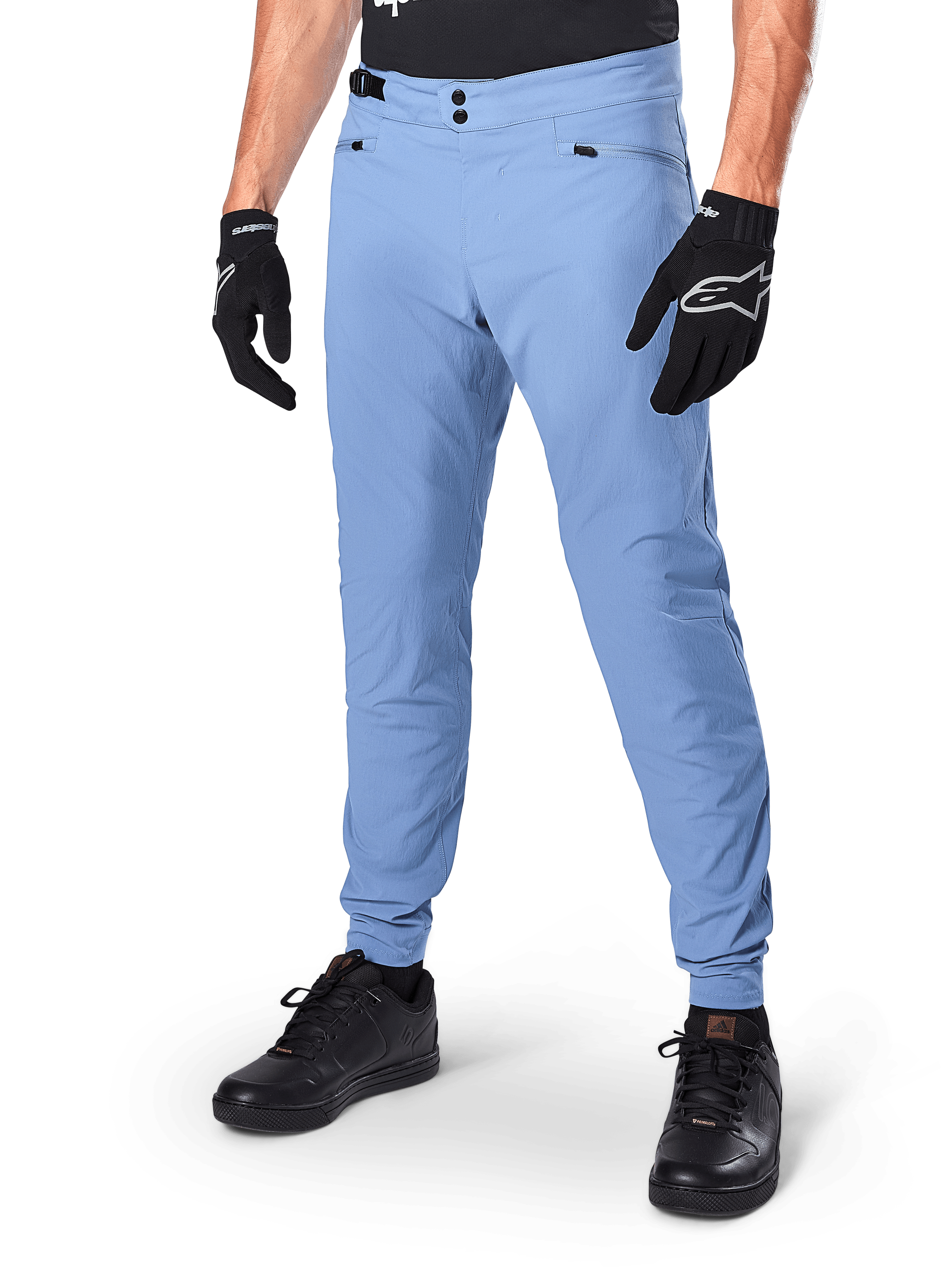 Calças Alpinestars A-Dura, calças de ciclismo MTB em azul Infinity, com fecho frontal de botões de pressão duplos e bolsos com fecho de correr, usadas com luvas pretas e sapatos pretos, tecido elástico bidirecional durável para todo-o-terreno