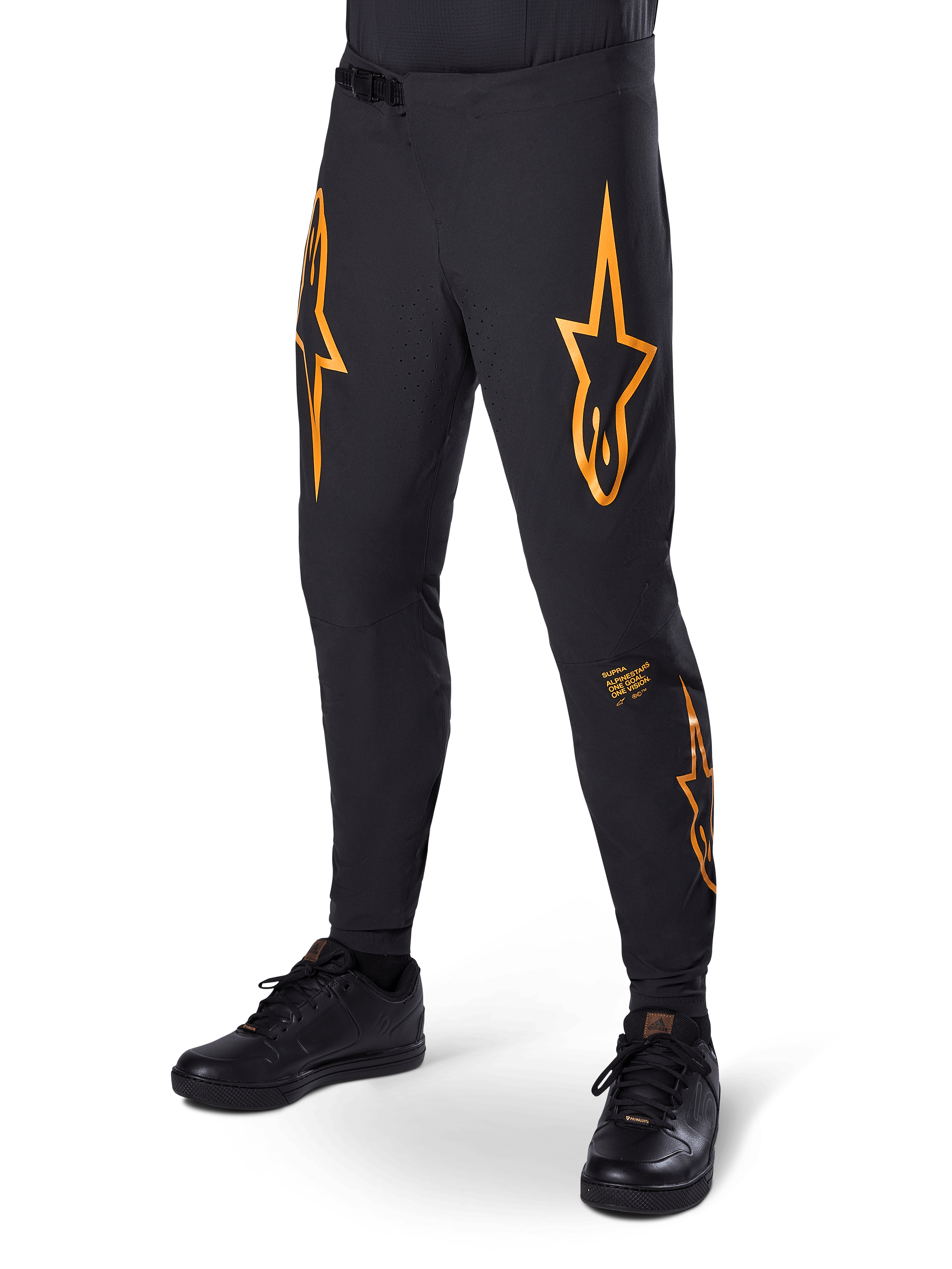 Alpinestars A-Supra Race Pants, calças de corrida de MTB, pretas com grafismos de estrela laranja, ventilação perfurada a laser e fecho de cintura com catraca, corte slim de alto desempenho para ciclismo todo-o-terreno