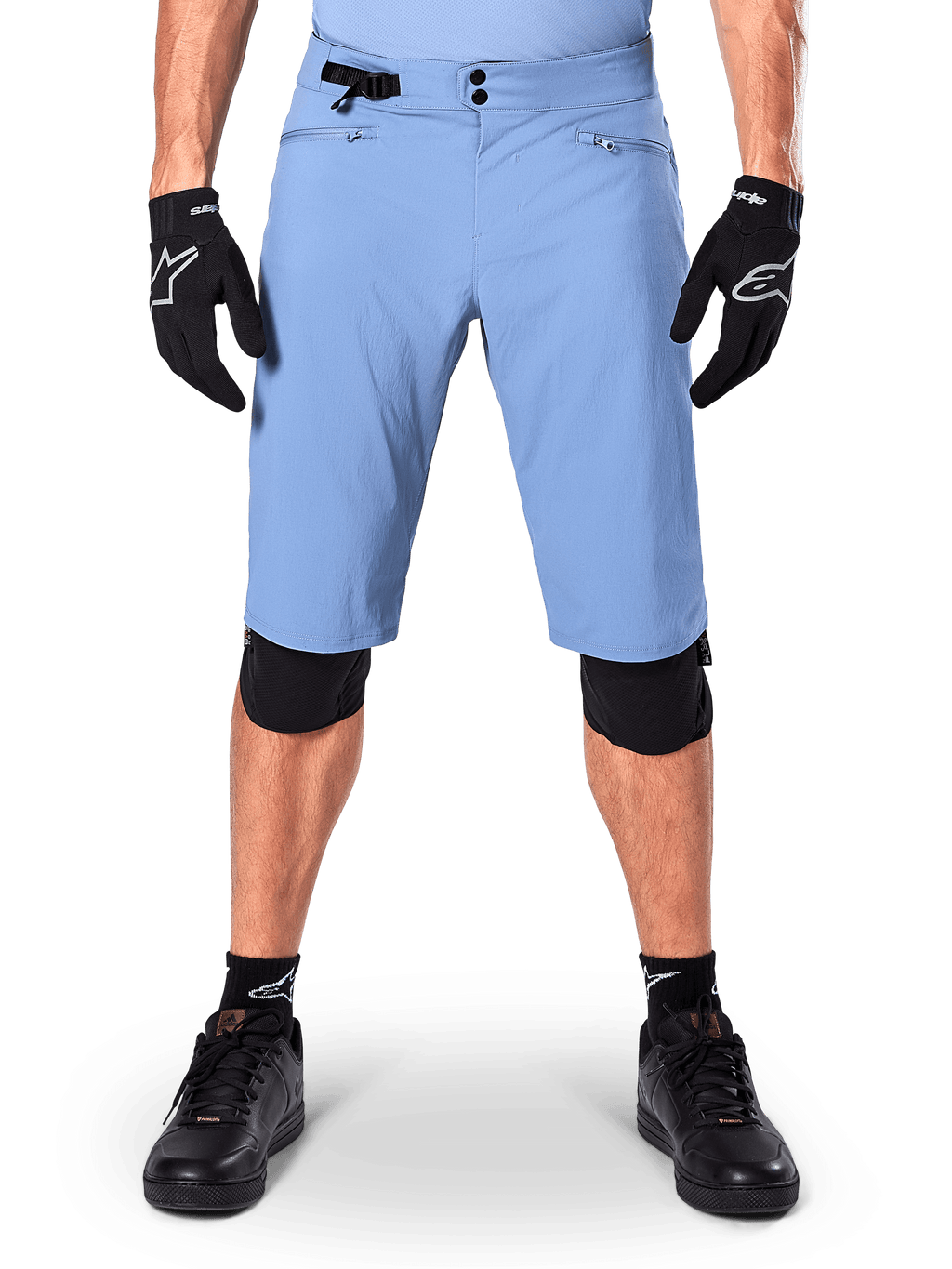 Alpinestars A-Dura Shorts, calções de mountain bike Infinity Blue, usados com luvas pretas e joelheiras, com fecho duplo de pressão e ajustador lateral na cintura, equipamento de ciclismo de performance para MTB