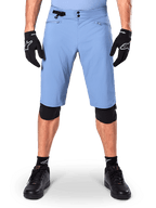 Alpinestars A-Dura Shorts, calções de mountain bike Infinity Blue, usados com luvas pretas e joelheiras, com fecho duplo de pressão e ajustador lateral na cintura, equipamento de ciclismo de performance para MTB