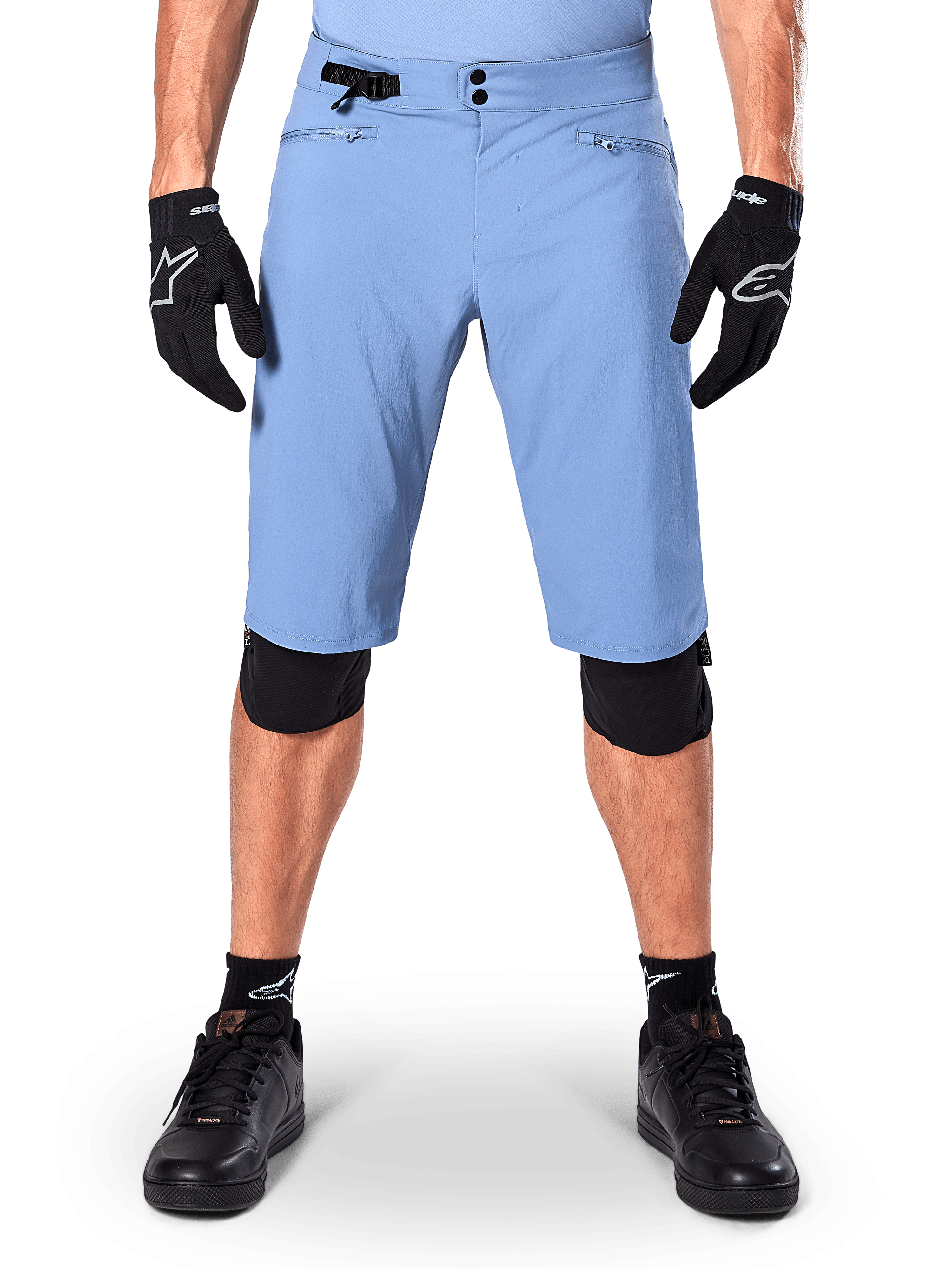 Alpinestars A-Dura Shorts, calções de mountain bike Infinity Blue, usados com luvas pretas e joelheiras, com fecho duplo de pressão e ajustador lateral na cintura, equipamento de ciclismo de performance para MTB