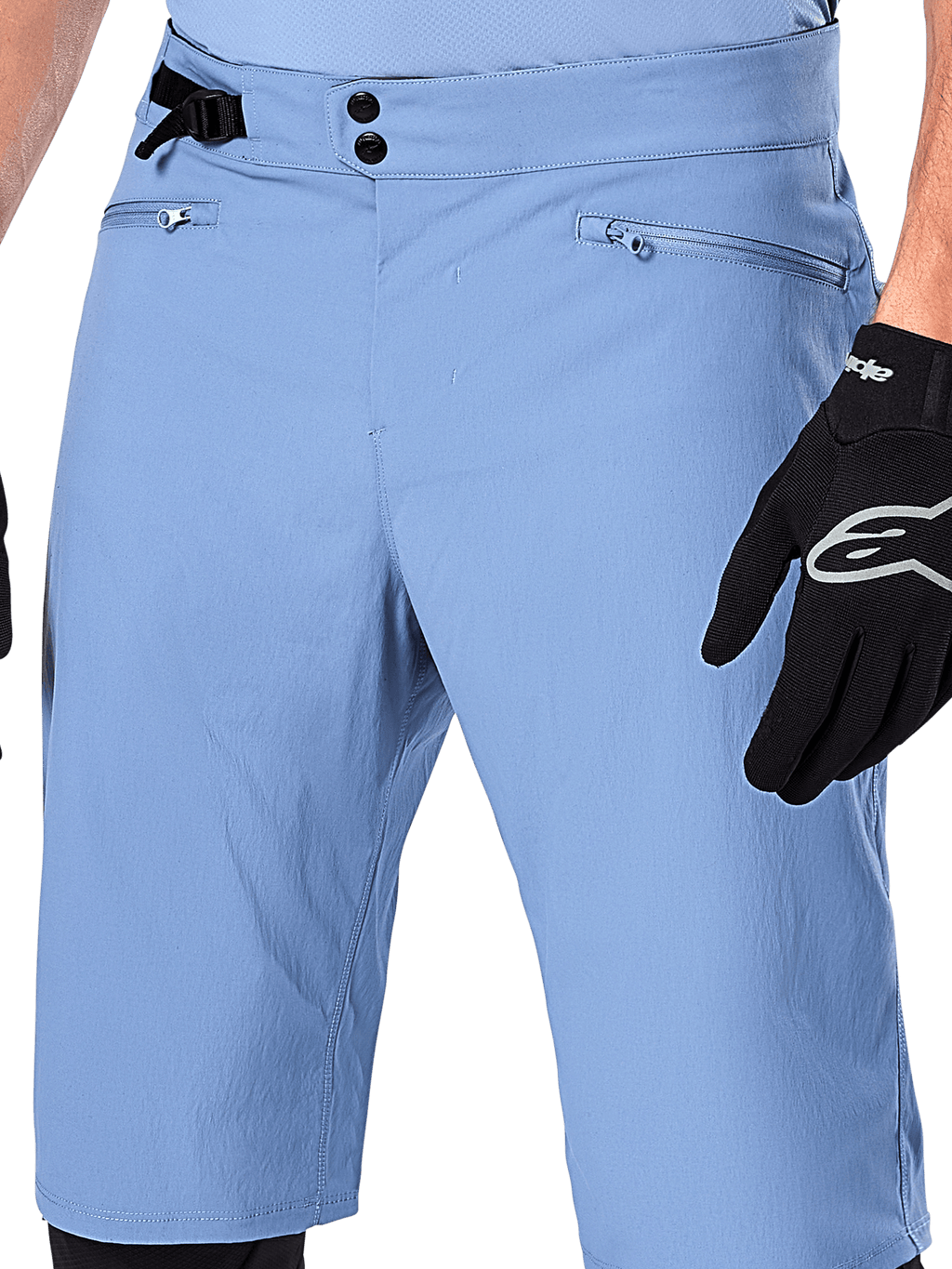Calções Alpinestars A-Dura, calções de BTT em azul Infinity, grande plano da cintura com fecho de pressão duplo, ajuste lateral regulável e bolsos com fecho e forro em rede, usados com uma luva Alpinestars preta