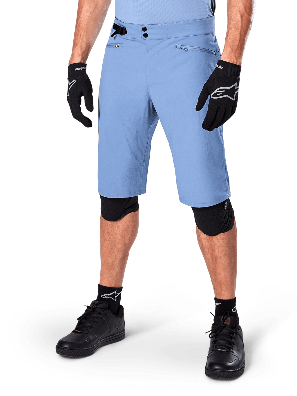 Alpinestars A-Dura Shorts, Infinity Blue, calções de mountain bike, com bolsos com fecho de correr e fecho de pressão duplo, usados com luvas pretas e joelheiras, tecido durável com elasticidade bidirecional para MTB