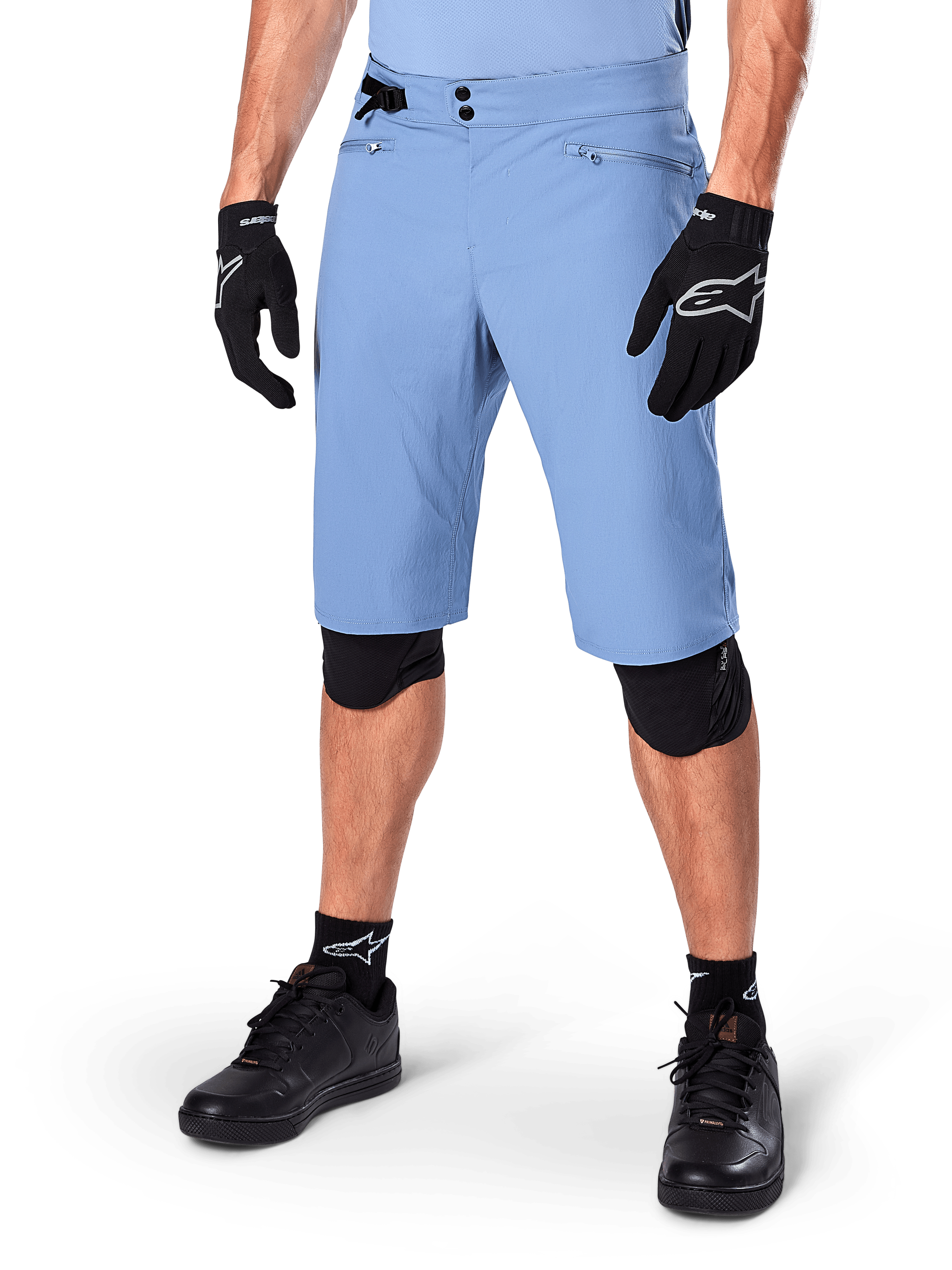 Alpinestars A-Dura Shorts, Infinity Blue, calções de mountain bike, com bolsos com fecho de correr e fecho de pressão duplo, usados com luvas pretas e joelheiras, tecido durável com elasticidade bidirecional para MTB
