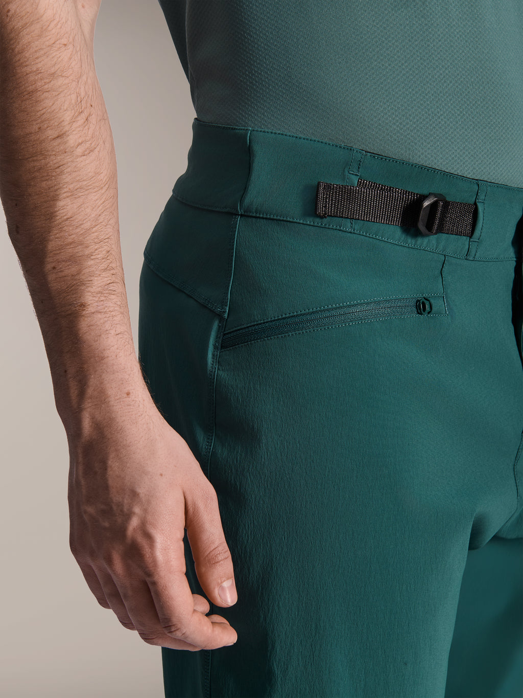 Alpinestars A-Dura Shorts, Dark Pine Green, vista detalhada do ajustador lateral na cintura e do bolso com fecho, equipamento de performance durável para mountain biking.