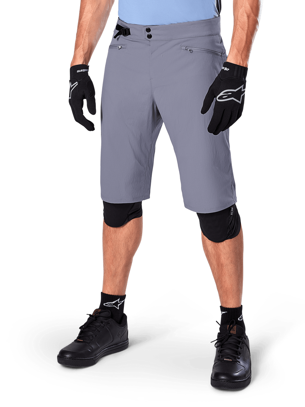 Alpinestars A-Dura Shorts, calções de BTT cinzento escuro, combinados com luvas pretas e joelheiras, com bolsos com fecho de correr e fecho de pressão duplo, equipamento de ciclismo robusto para trilhos fora de estrada
