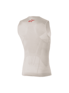 Alpinestars Tech Tank Summer, camada de base sem mangas em prateado e vermelho, vista traseira mostrando painéis de malha com mapeamento corporal e um pequeno logótipo vermelho na parte superior das costas, concebida para a absorção da humidade e arrefecimento sob equipamento de motocross ou MTB.