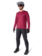 Alpinestars A-Dura Thermal Jersey em borgonha, camisola de ciclismo de manga comprida com isolamento térmico, combinada com calças de BTT cinzento-escuro, luvas pretas e um capacete cinzento, fotografia de estúdio de corpo inteiro de equipamento de BTT para tempo frio.