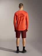 Camisola de MTB Alpinestars laranja e calções A-Dura Ride bordeaux, vista traseira de vestuário técnico de ciclismo.
