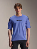 Alpinestars A-Aria Polartec Elite Jersey, camisola de MTB de manga curta, cor azul Baja, vestida por um modelo masculino, com logótipo 'astars' preto no peito e logótipos nos ombros, vestuário de performance para trilhos.
