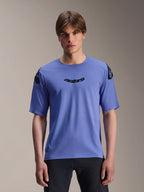Alpinestars A-Aria Polartec Elite Jersey, camisola de MTB de manga curta, cor azul Baja, vestida por um modelo masculino, com logótipo 'astars' preto no peito e logótipos nos ombros, vestuário de performance para trilhos.
