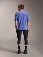 Camisola de Manga Curta Alpinestars A-Aria Polartec Elite, Baja Blue, vista de costas, usada por modelo com calções de mountain bike pretos e joelheiras, vestuário de ciclismo de alta performance