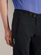 Alpinestars A-Aria Elite Shorts, calções de mountain bike, Black Titanium, com fecho de fivela magnética, bolso com fecho de correr e logótipo Alpinestars branco, usados com uma camisola de ciclismo azul, equipamento de performance para mountain bike