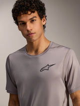Camisola Alpinestars A-Dura Air cinzenta de mangas curtas, com tecido mini-mesh respirável e logótipo Astars no peito.