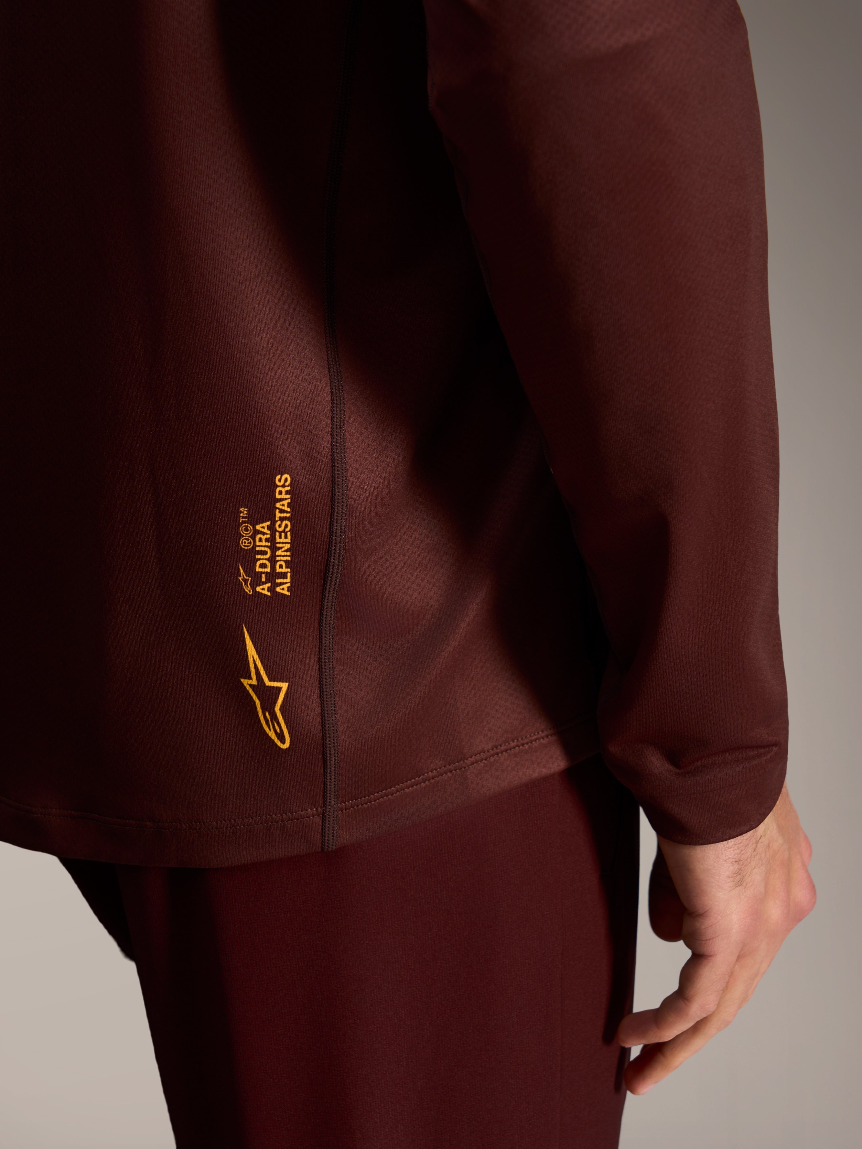 Jersey A-Dura Ride de mangas compridas em Bordeaux, com logótipo Alpinestars amarelo e tecido texturizado.