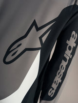 Camisola cinzenta A-Dura Race com logótipos e marca Alpinestars em malha de desempenho respirável.