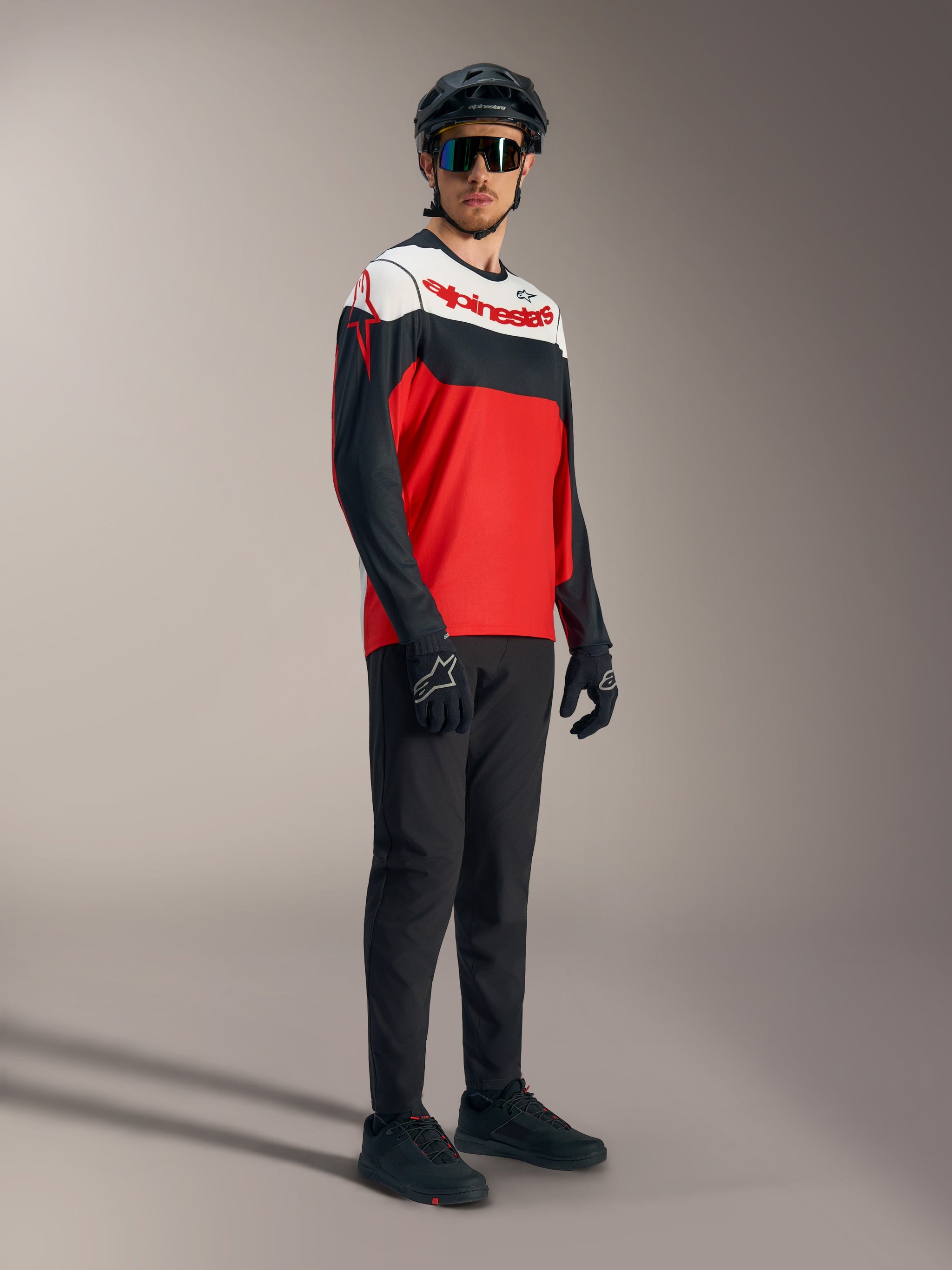 Camisola A-Dura Race de mangas compridas em vermelho, preto e branco com logótipos e equipamento profissional de BTT.