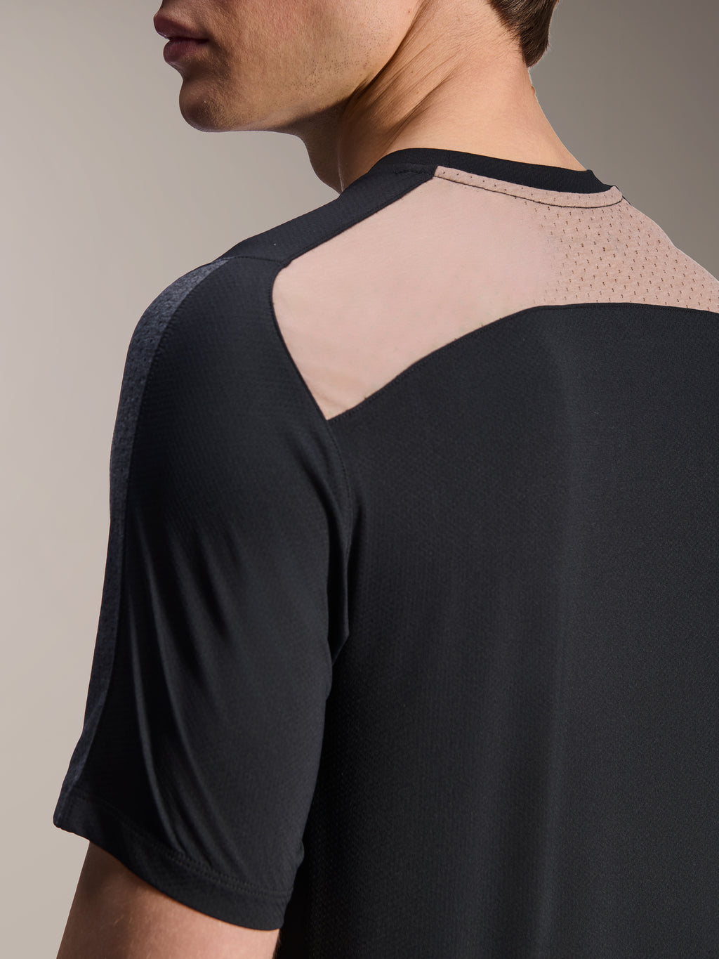 Alpinestars A-Dura Lipan Jersey - Short Sleeve, preta, vista aproximada das costas na zona do ombro e pescoço, com painel de ventilação em malha respirável, vestuário técnico de bicicleta de montanha